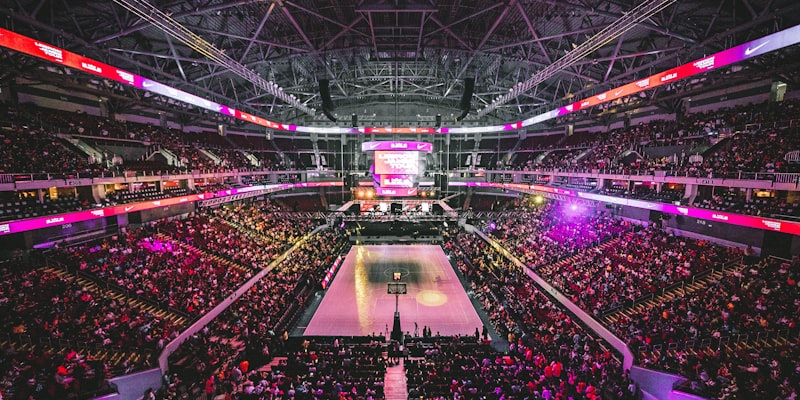 欧洲篮球联赛决赛场馆内全景与球迷氛围